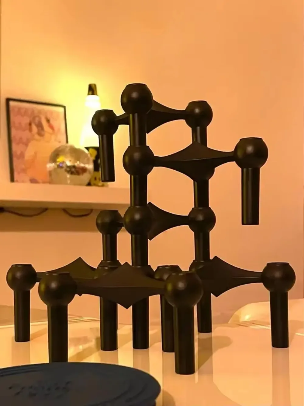 Kerzenhalter aus Metall im Molekül-Design – Bild 3