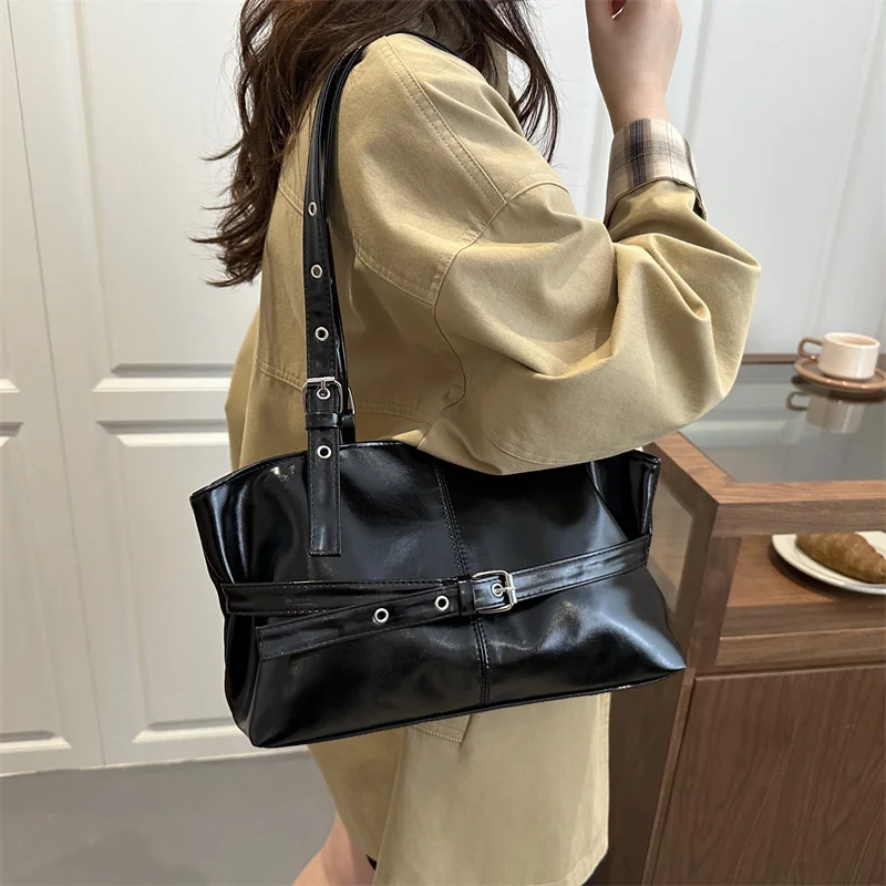 Damen-Schultertasche in Weinrot – Bild 2