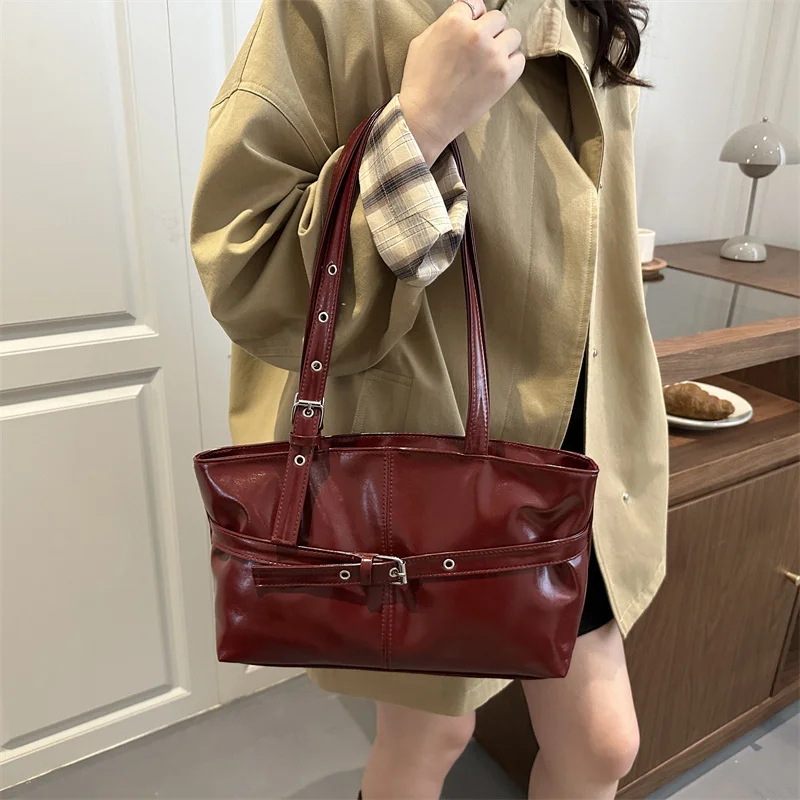 Damen-Schultertasche in Weinrot – Bild 4