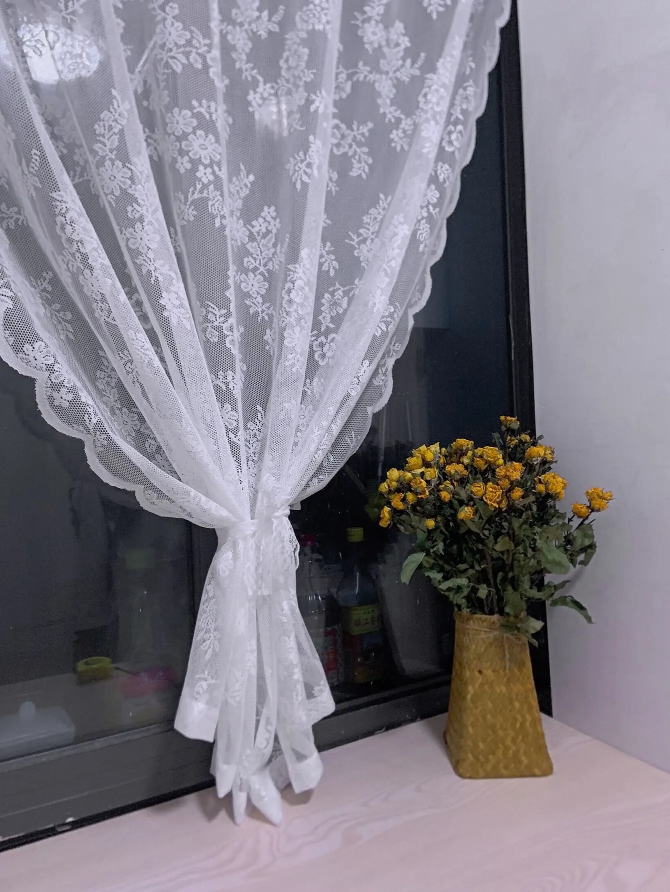 Gardine aus Spitze mit Blumenmuster – Bild 2