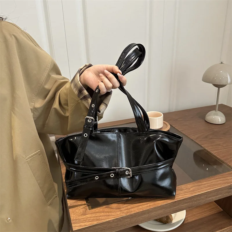 Damen-Schultertasche in Weinrot