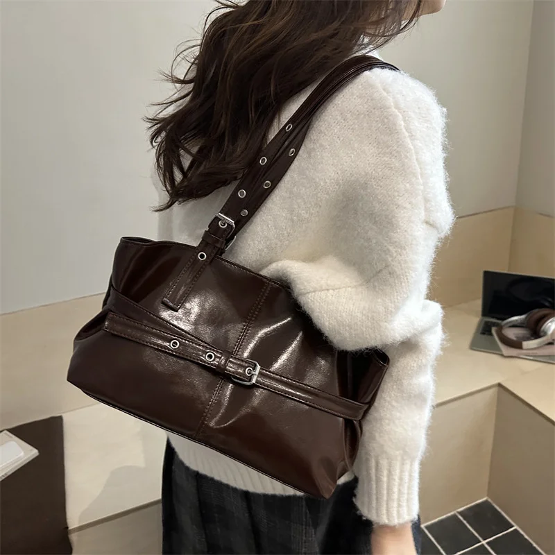 Damen-Schultertasche in Weinrot – Bild 5