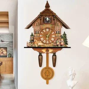 Kuckucksuhr aus Holz im Schwarzwald-Stil mit Pendel
