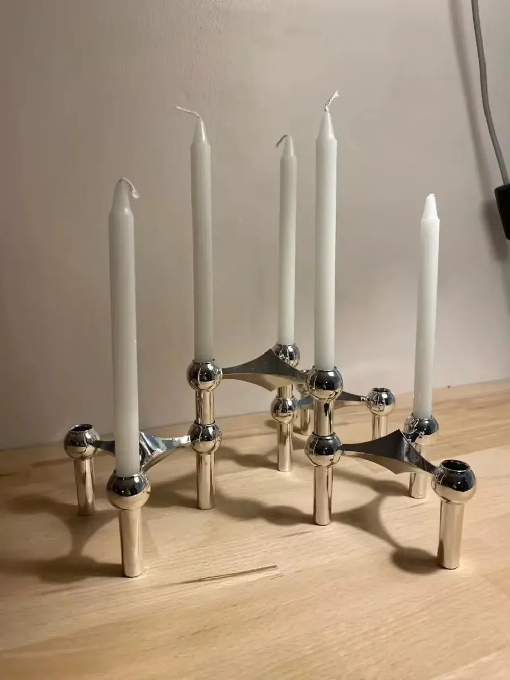 Kerzenhalter aus Metall im Molekül-Design