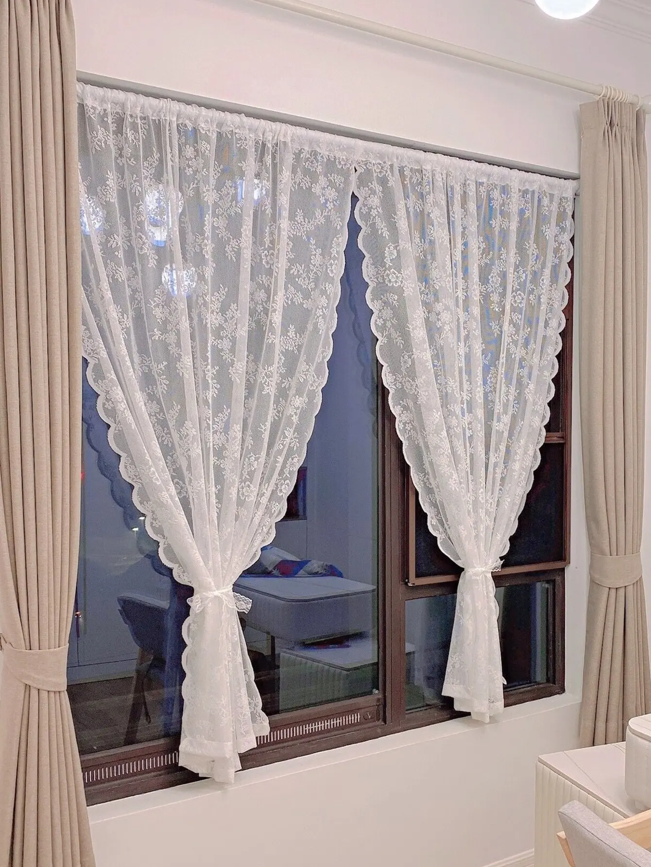 Gardine aus Spitze mit Blumenmuster