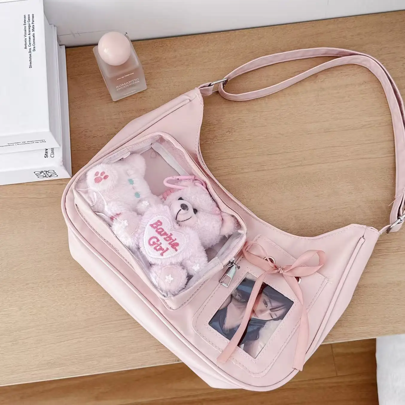 Transparente Schultertasche im Y2K-Stil – Bild 14